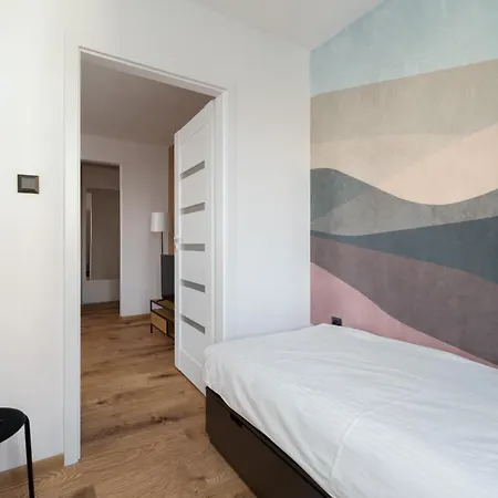 Comfortable Two-bedroom By Renters Appartamento